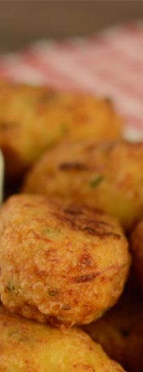 Croquete de Frango com Amendoim Crocante Salsa e Cebola