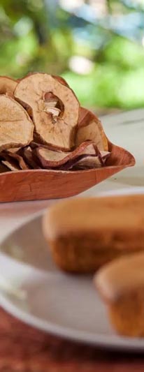 Pão de banana com maçã desidratada e ameixa seca
