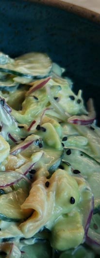 Salada Fria de Macarrão de Beterraba com Abacate e Molho de Iogurte